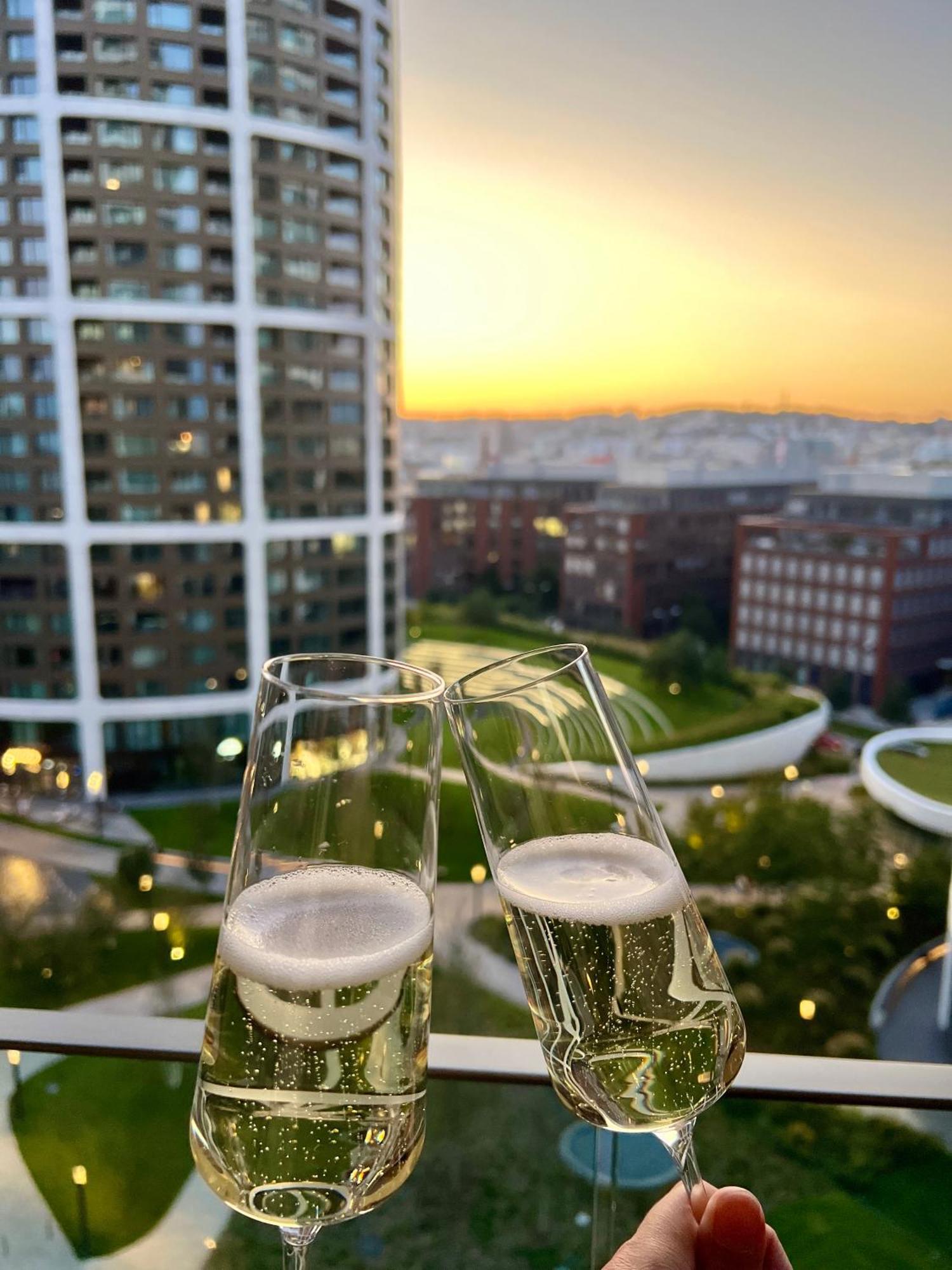 Cloud 9 Sky Park Elegance - Brand New With Stunning Views Pozsony